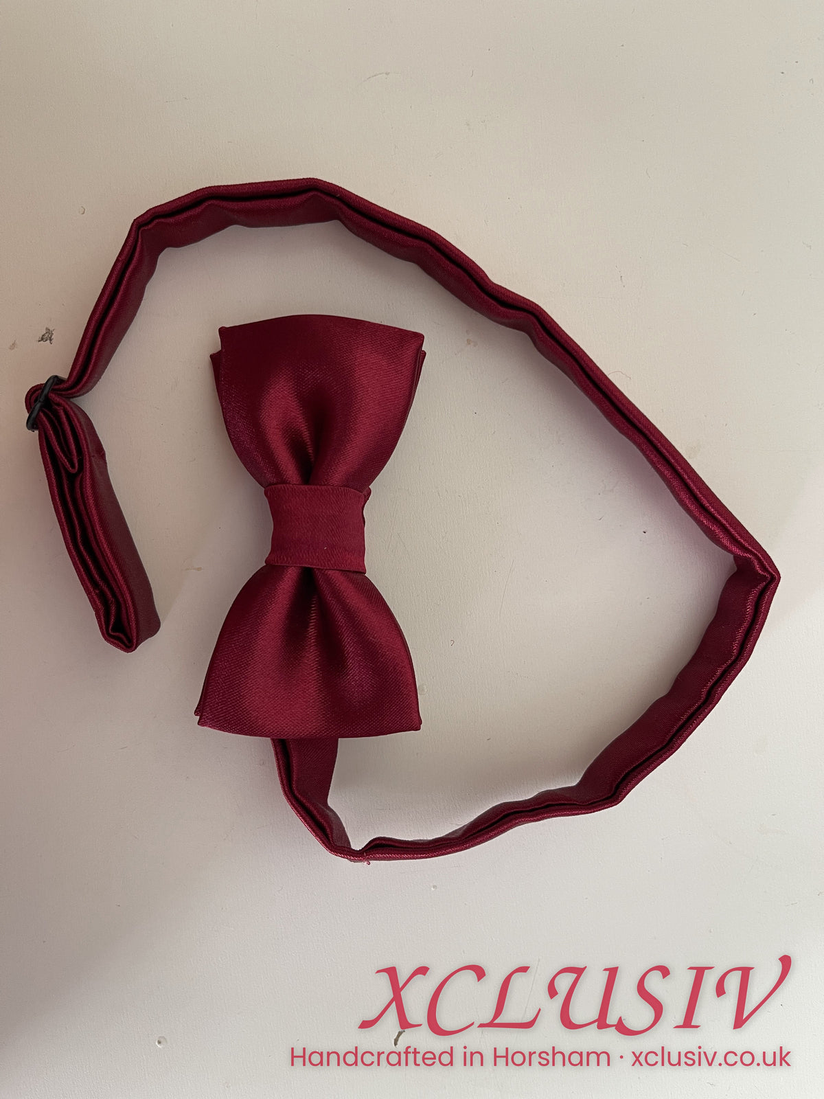 Burgundy satin pre-tied bow tie – XCLUSIV Horsham