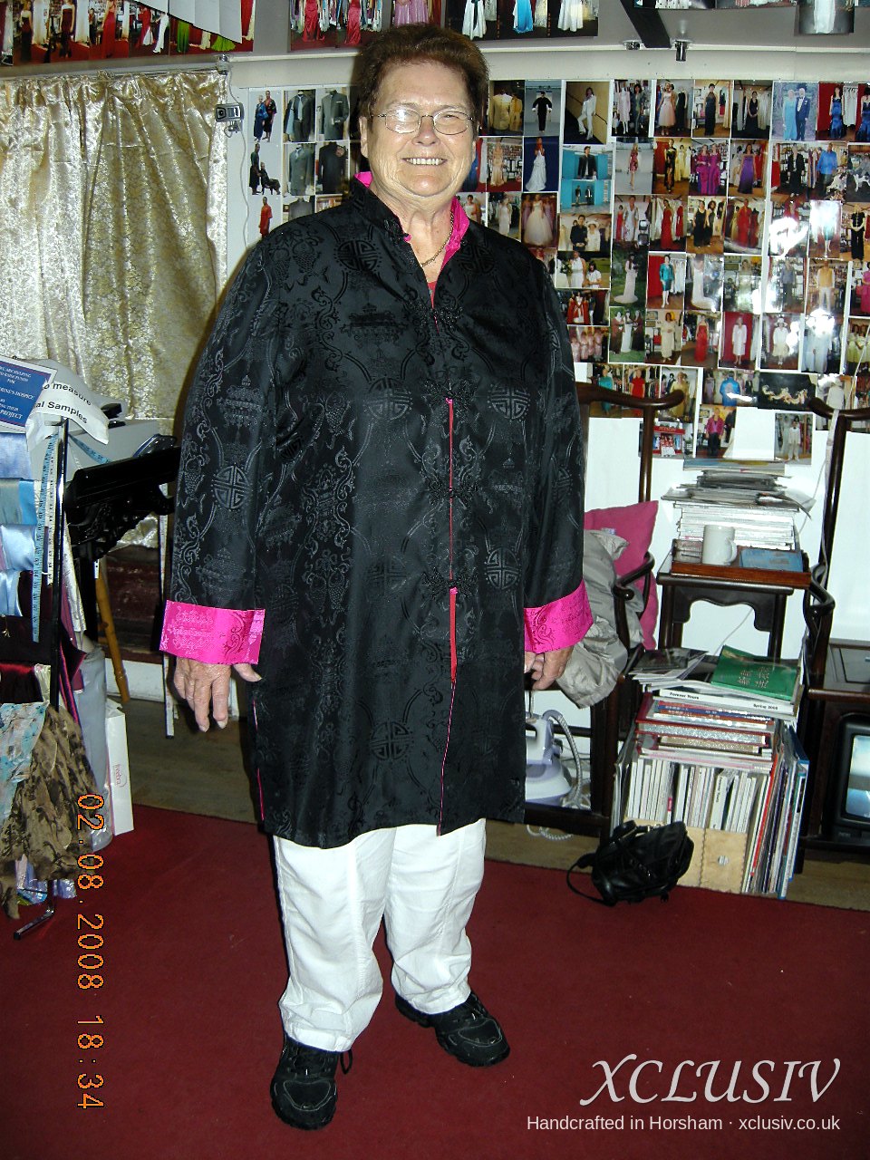Reversible Fuchsia & Black Brocade Jacket with White Trousers – Mother of the Bride Secondary image