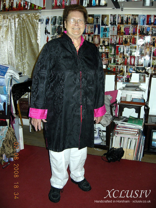 Reversible Fuchsia & Black Brocade Jacket with White Trousers – Mother of the Bride – XCLUSIV Horsham (view 2)